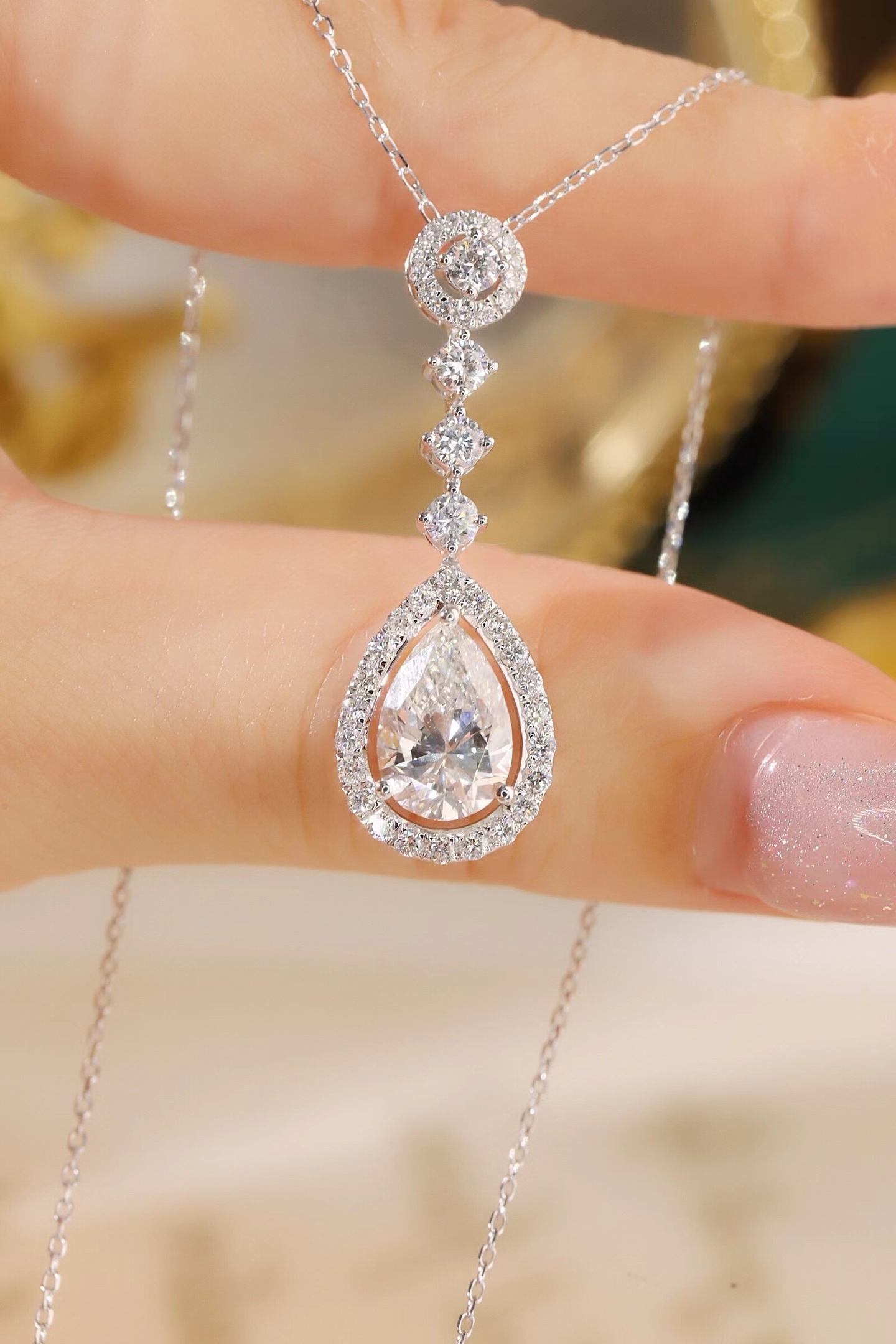 10k gold diamond necklace with a lab-grown diamond of 2.8ct