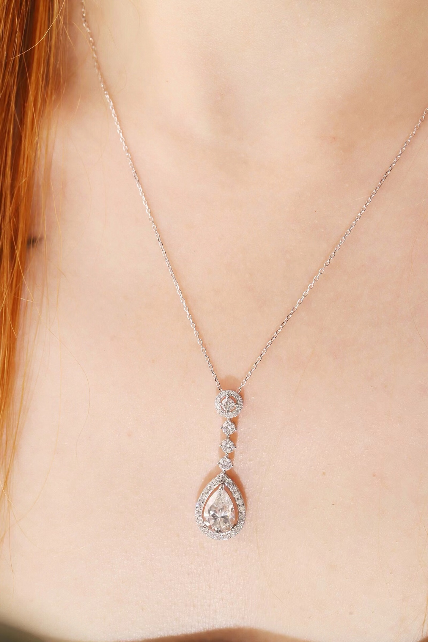 10k gold diamond necklace with a lab-grown diamond of 2.8ct