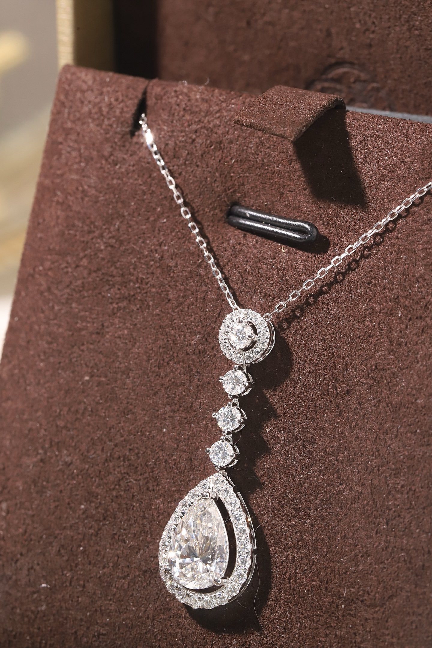 10k gold diamond necklace with a lab-grown diamond of 2.8ct