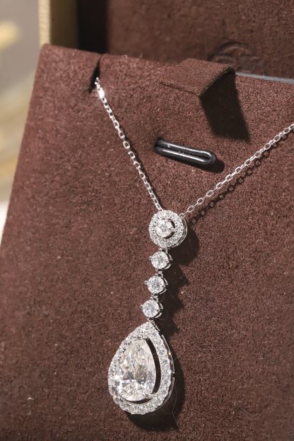10k gold diamond necklace with a lab-grown diamond of 2.8ct