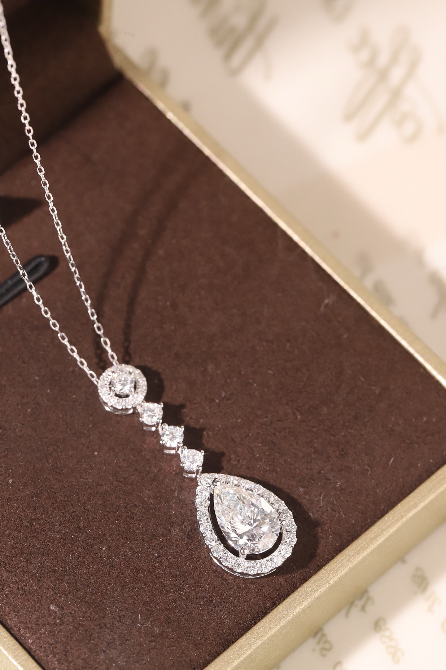 10k gold diamond necklace with a lab-grown diamond of 2.8ct