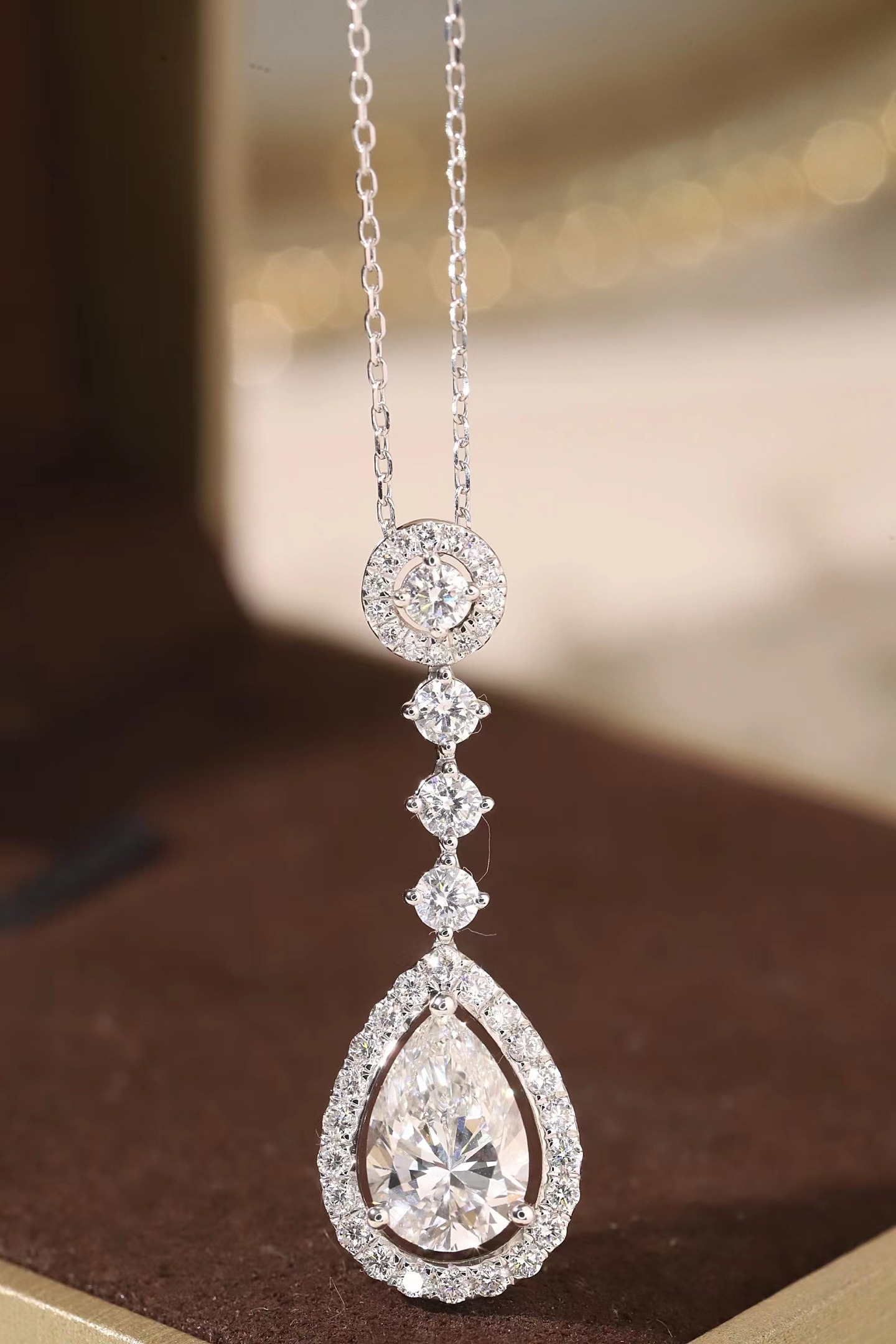 10k gold diamond necklace with a lab-grown diamond of 2.8ct