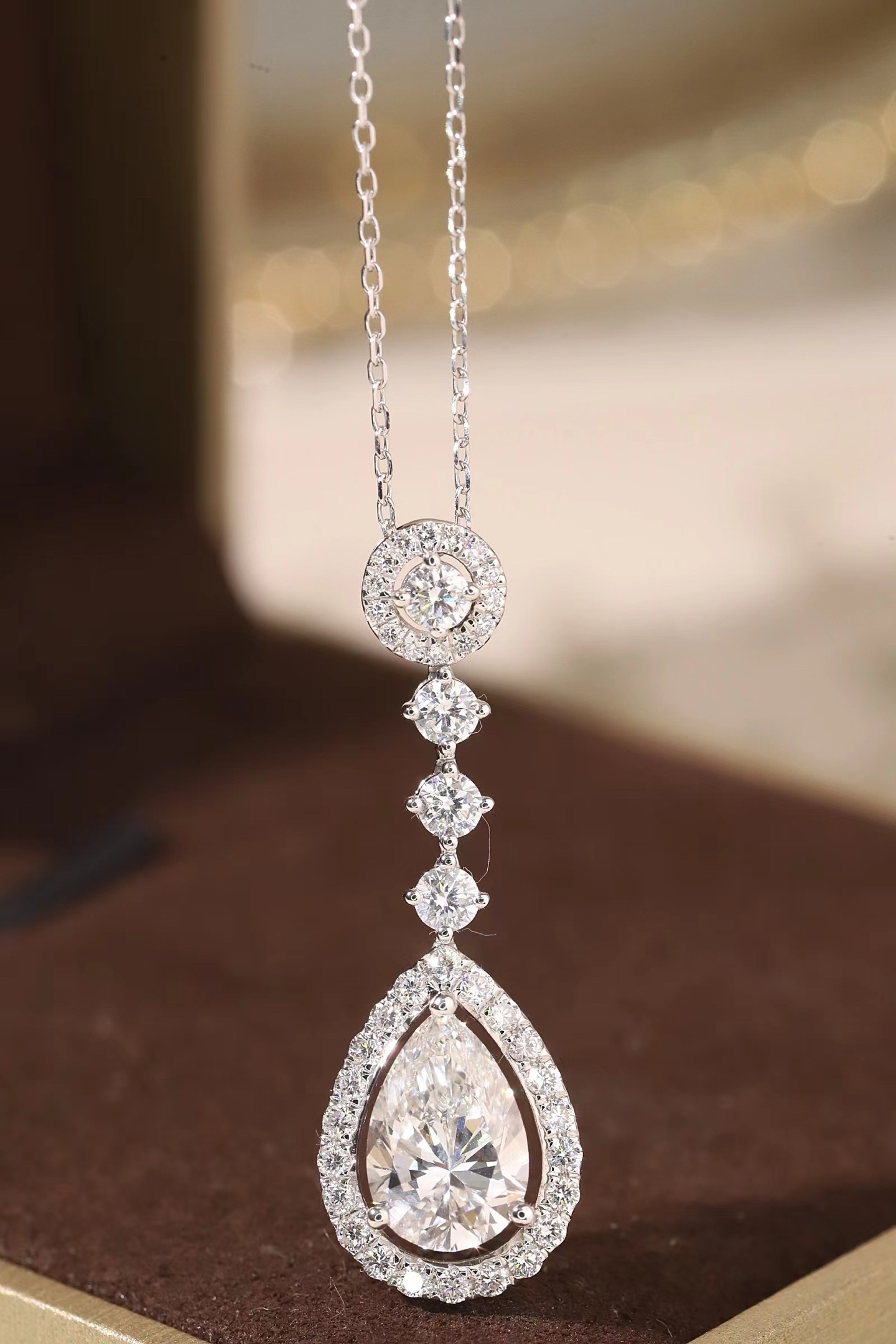 10k gold diamond necklace with a lab-grown diamond of 2.8ct