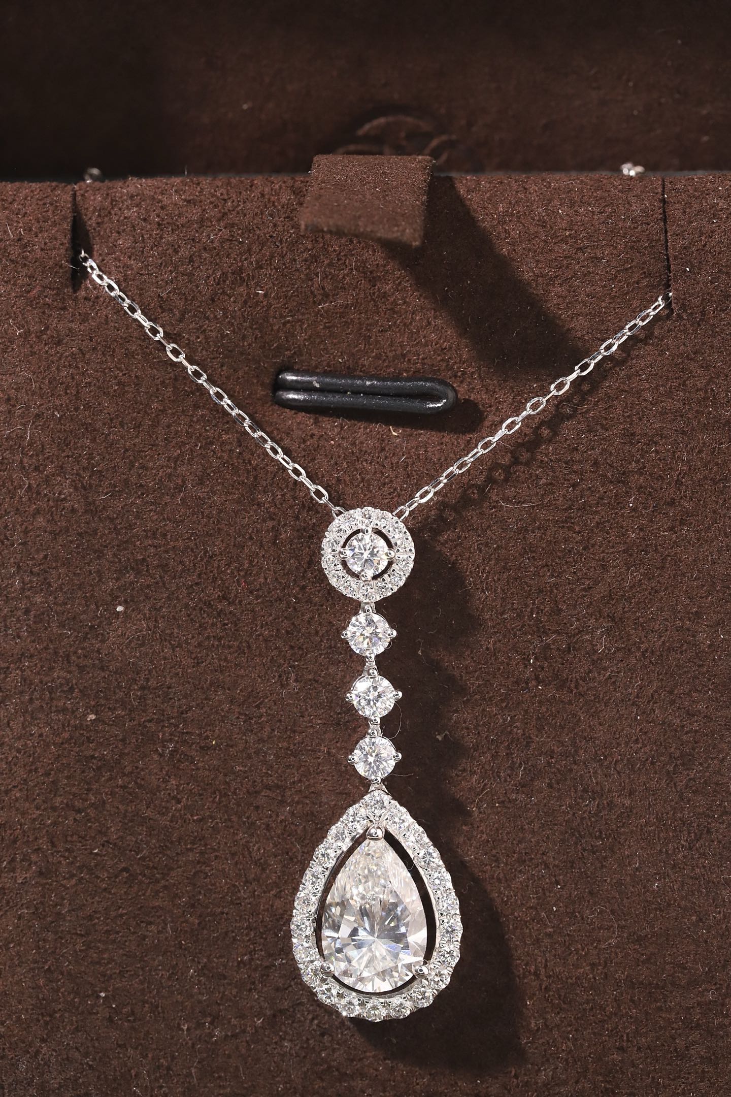 10k gold diamond necklace with a lab-grown diamond of 2.8ct