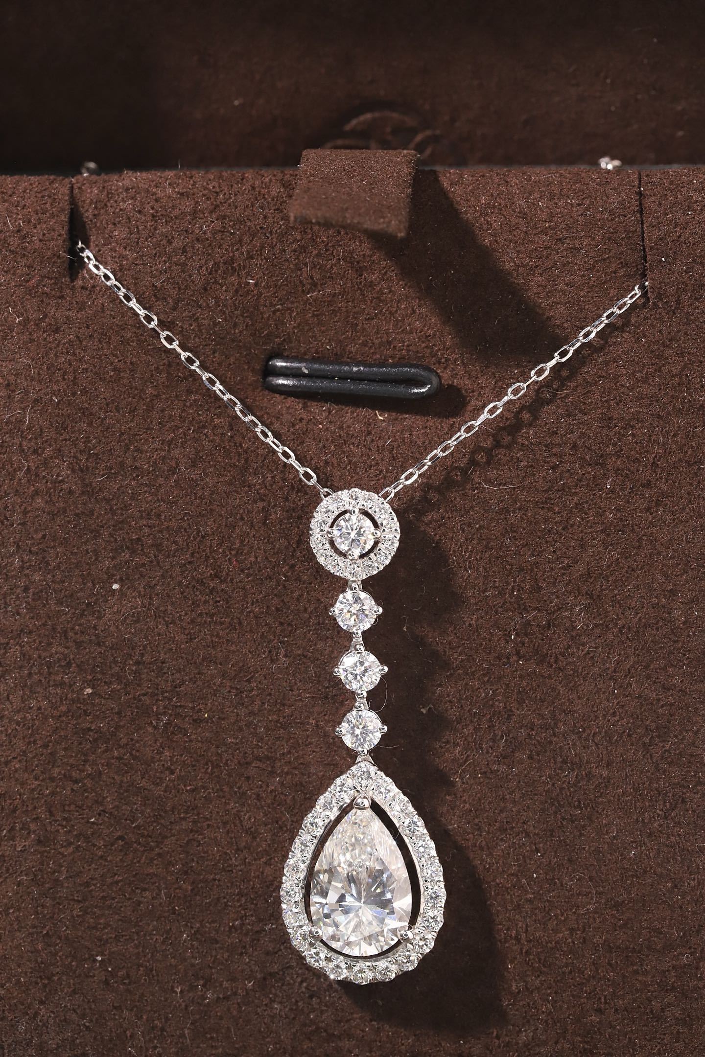 10k gold diamond necklace with a lab-grown diamond of 2.8ct