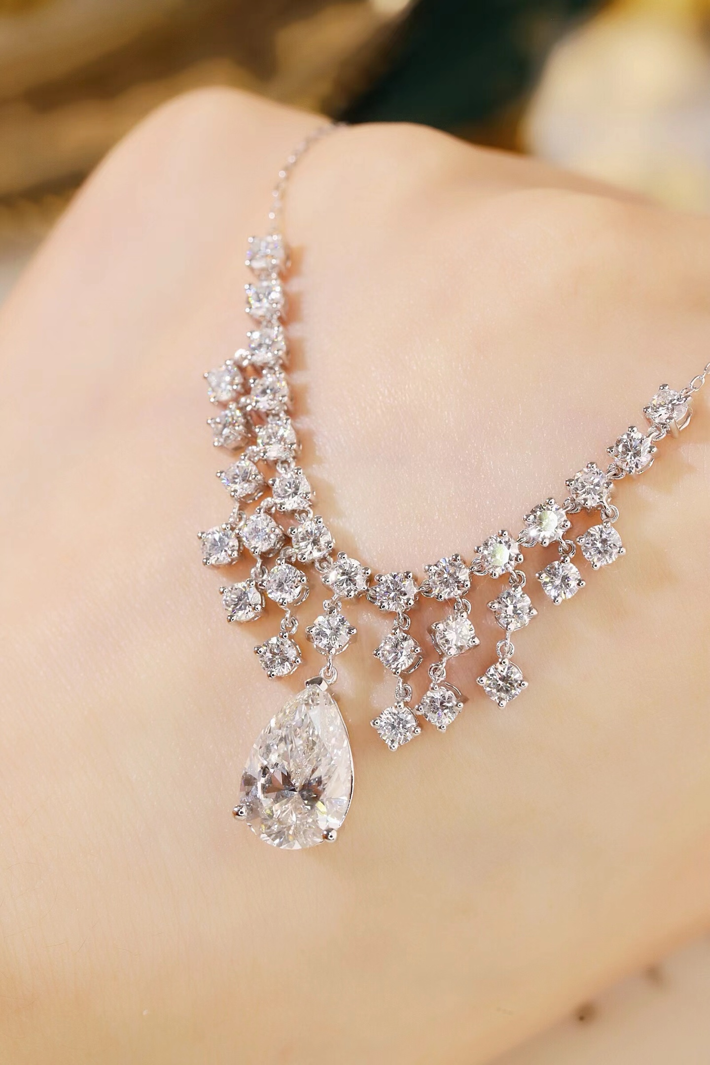 10k gold diamond necklace with a lab-grown diamond of 5.8ct