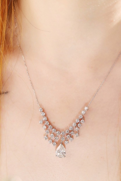 10k gold diamond necklace with a lab-grown diamond of 5.8ct