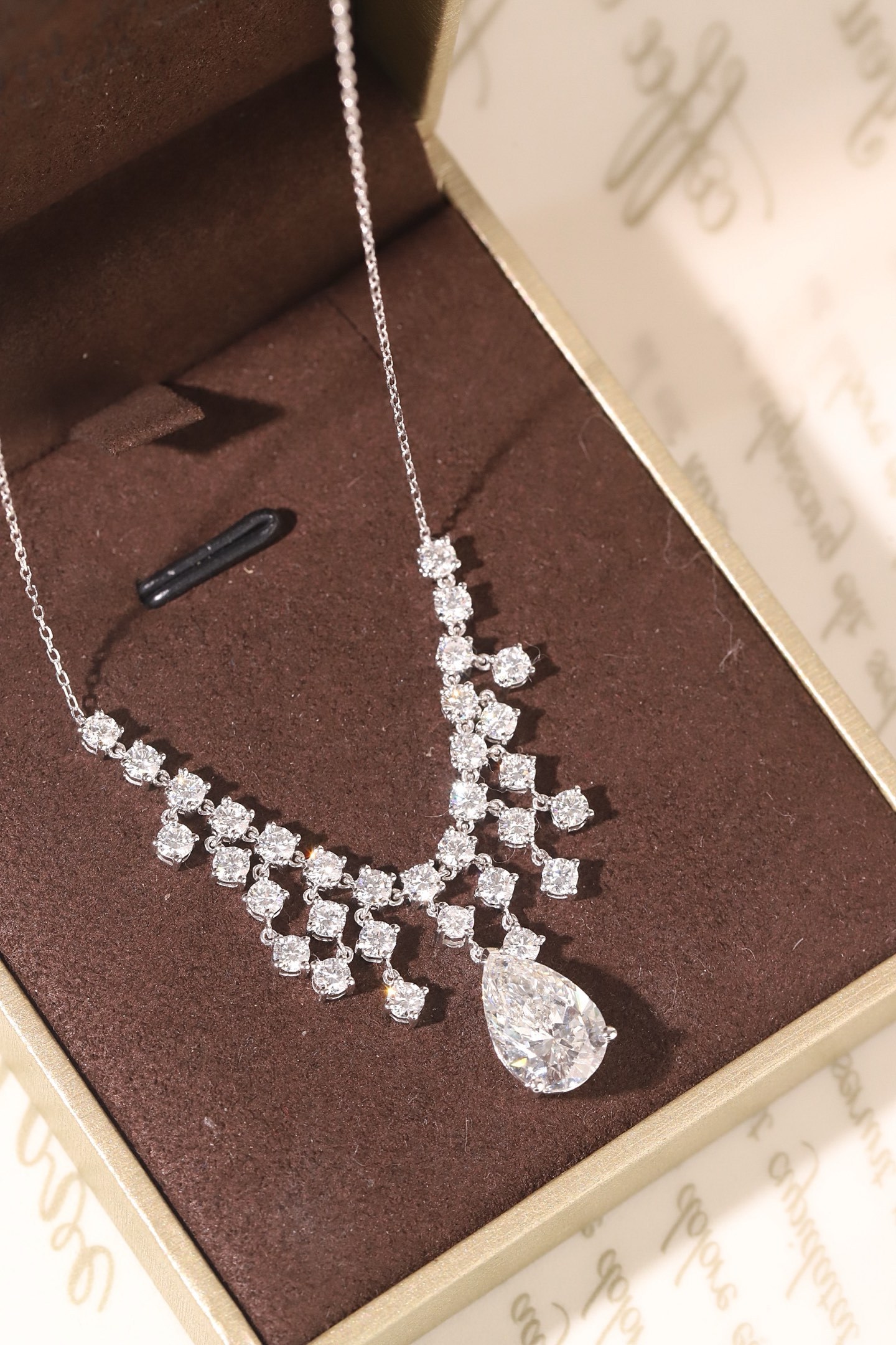 10k gold diamond necklace with a lab-grown diamond of 5.8ct