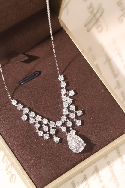 10k gold diamond necklace with a lab-grown diamond of 5.8ct