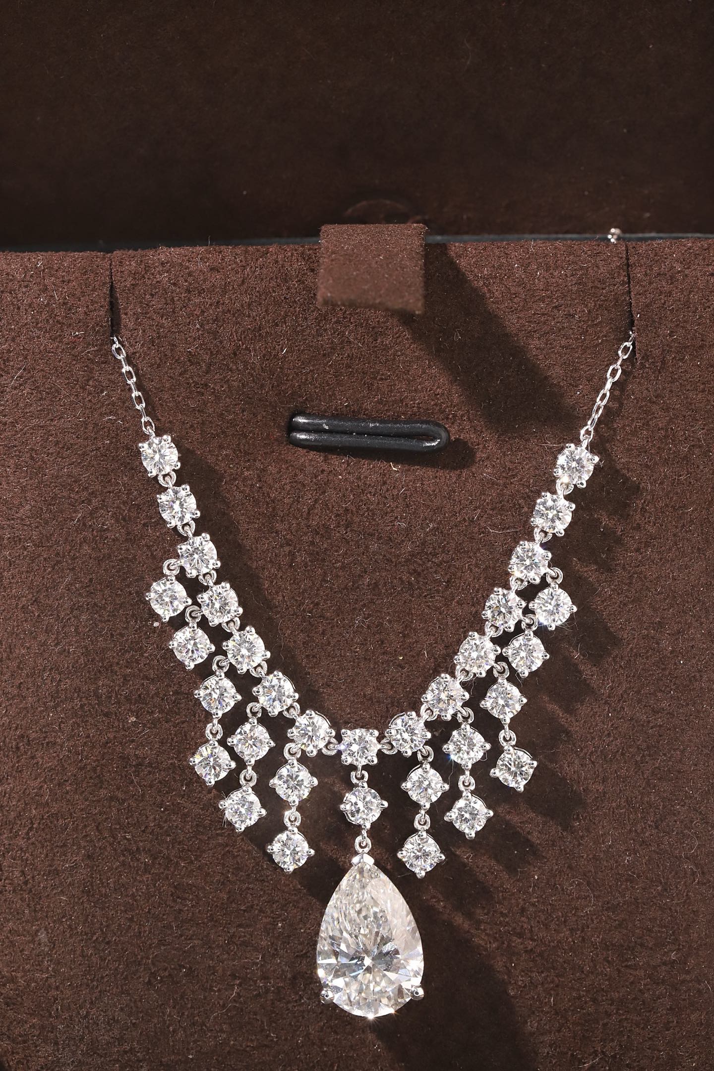 10k gold diamond necklace with a lab-grown diamond of 5.8ct