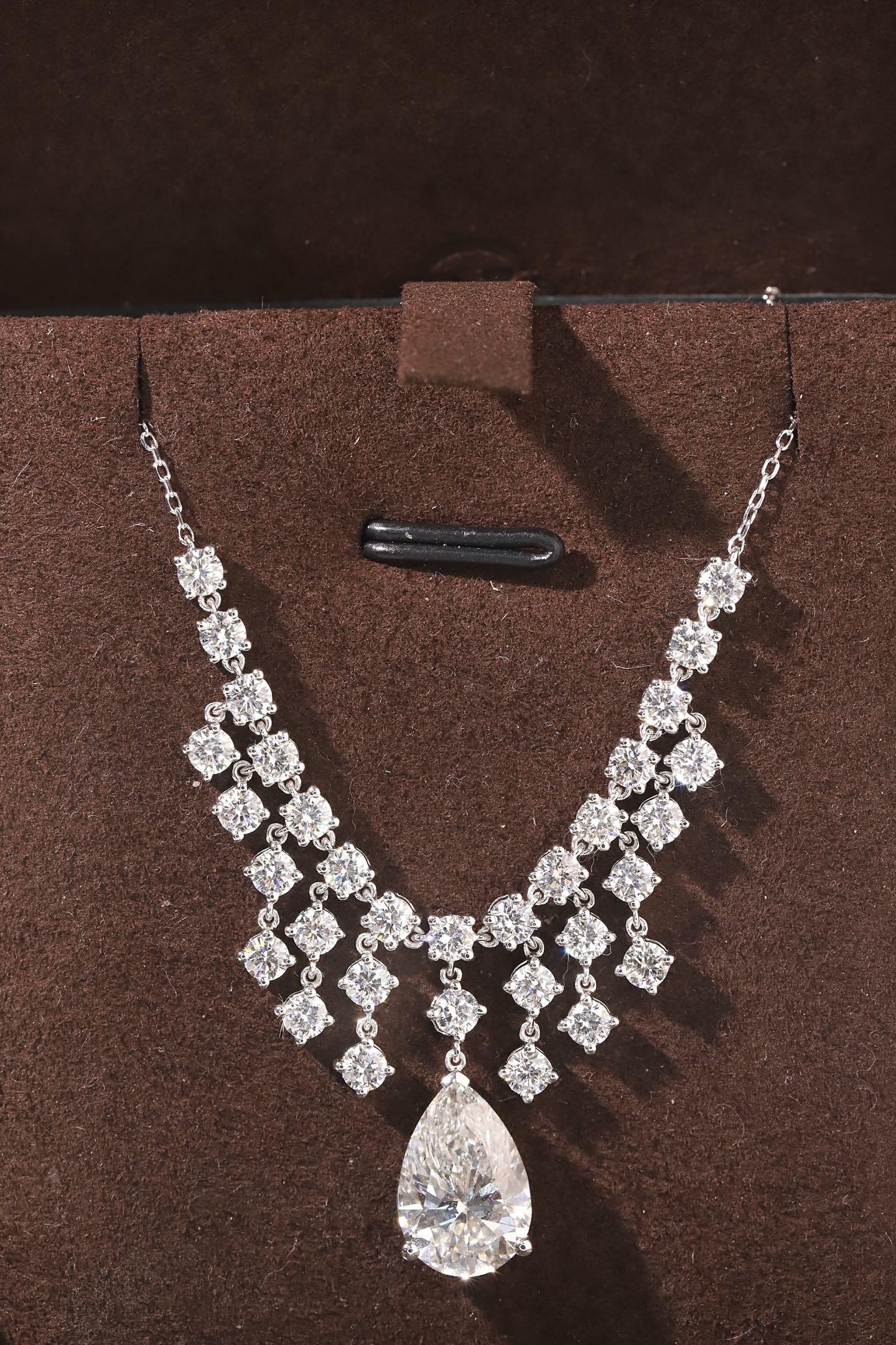10k gold diamond necklace with a lab-grown diamond of 5.8ct