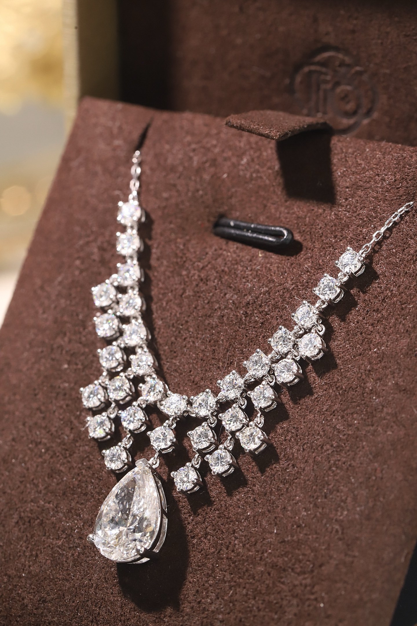 10k gold diamond necklace with a lab-grown diamond of 5.8ct