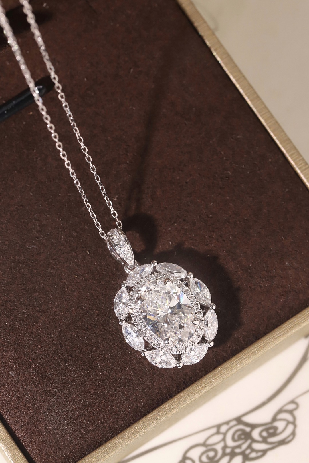 10k gold diamond necklace with a lab-grown diamond of 4.5ct; the main stone is an oval-cut diamond weighing 3.0ct