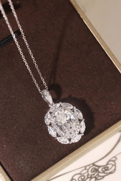 10k gold diamond necklace with a lab-grown diamond of 4.5ct; the main stone is an oval-cut diamond weighing 3.0ct