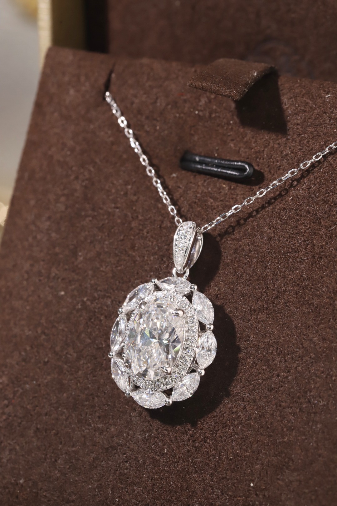 10k gold diamond necklace with a lab-grown diamond of 4.5ct; the main stone is an oval-cut diamond weighing 3.0ct