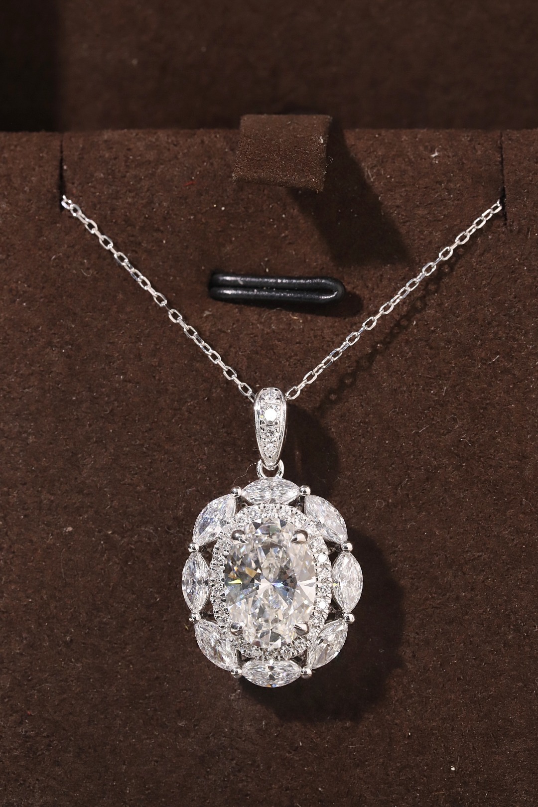 10k gold diamond necklace with a lab-grown diamond of 4.5ct; the main stone is an oval-cut diamond weighing 3.0ct