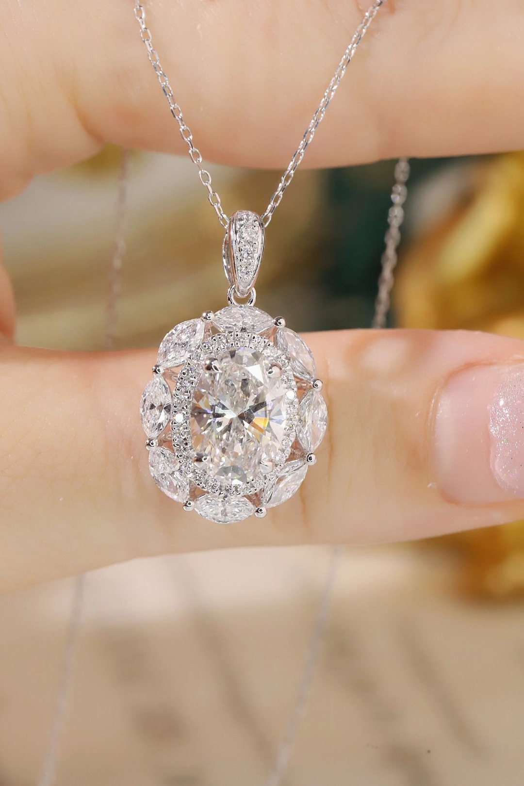 10k gold diamond necklace with a lab-grown diamond of 4.5ct; the main stone is an oval-cut diamond weighing 3.0ct