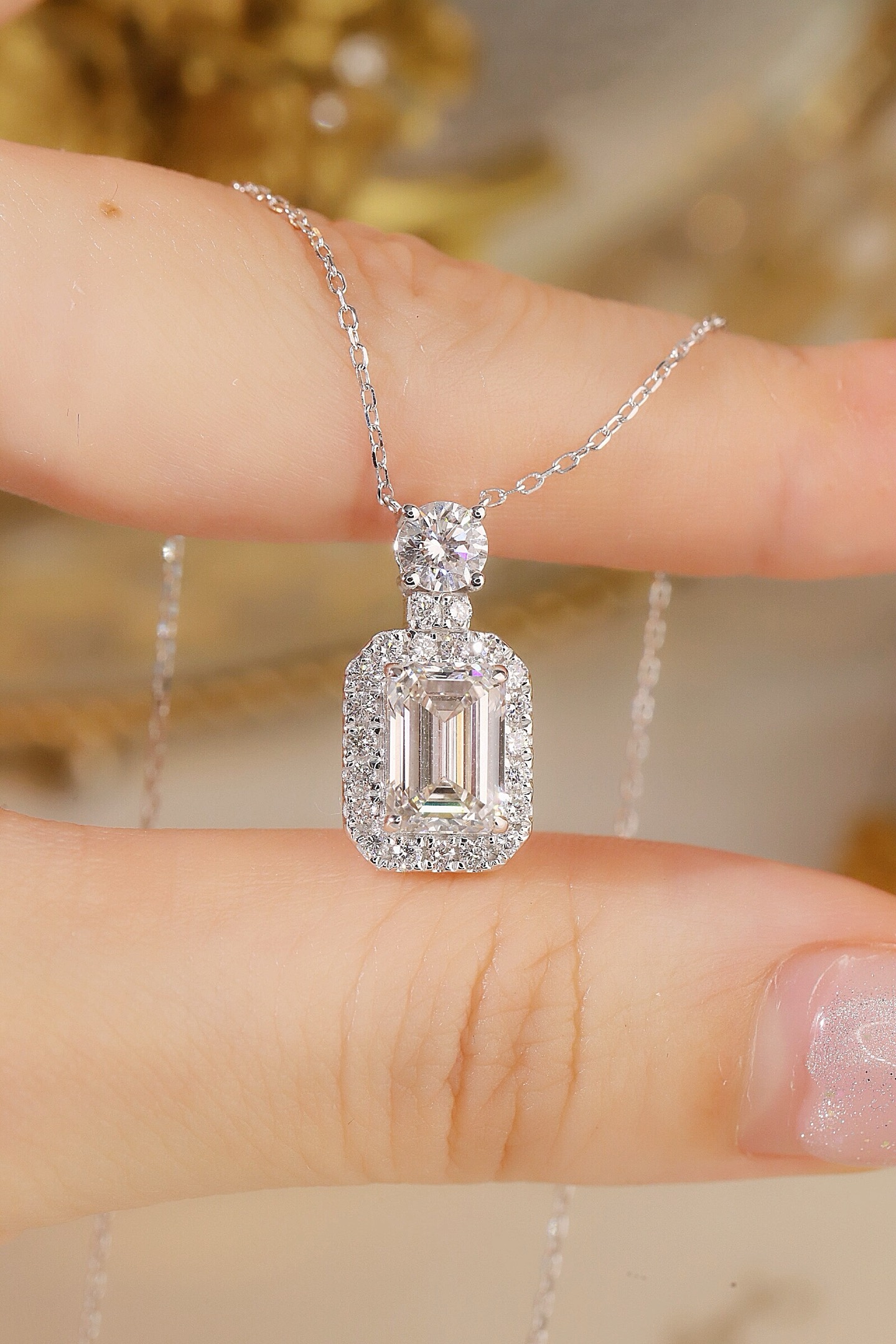 10k gold diamond necklace with a lab-grown diamond of 2.80ct
