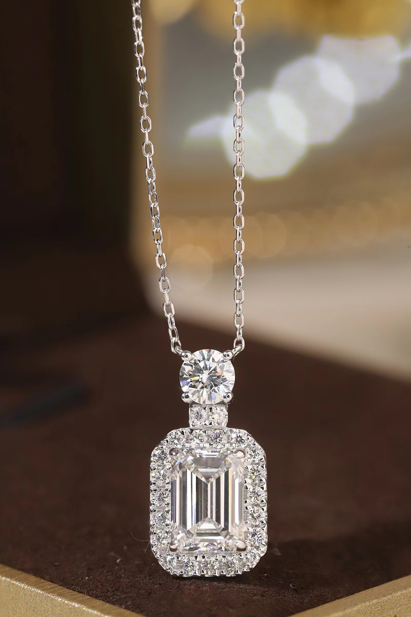 10k gold diamond necklace with a lab-grown diamond of 2.80ct