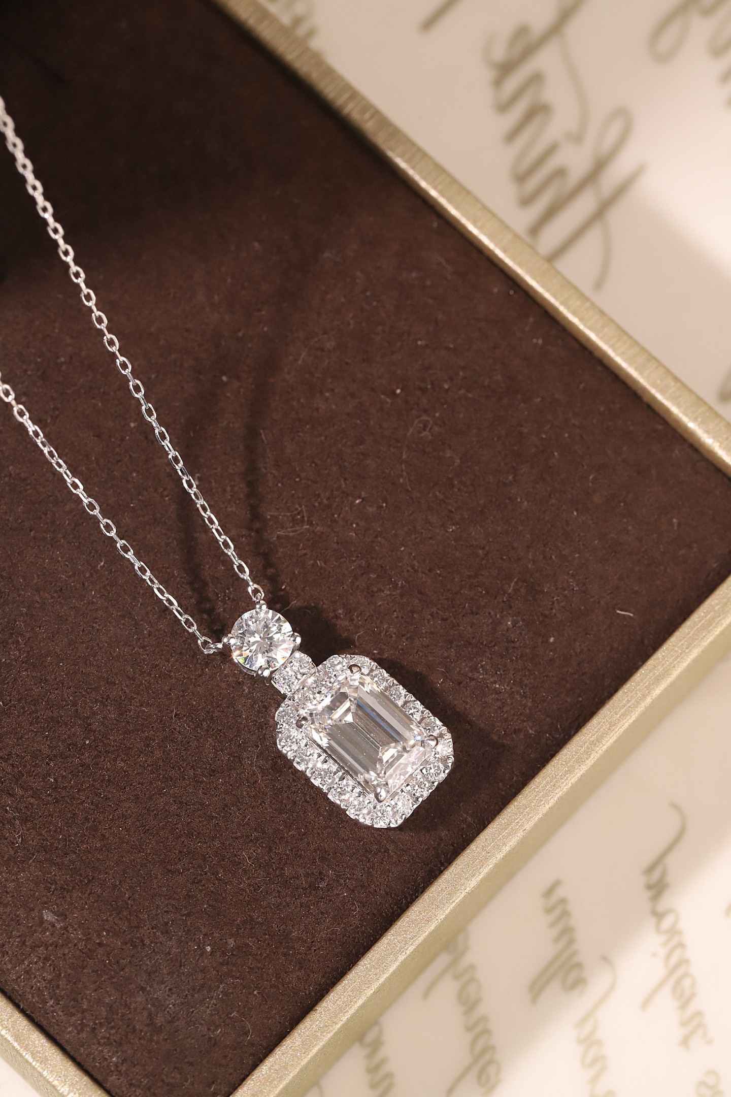 10k gold diamond necklace with a lab-grown diamond of 2.80ct