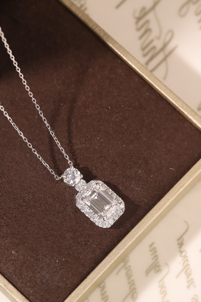 10k gold diamond necklace with a lab-grown diamond of 2.80ct