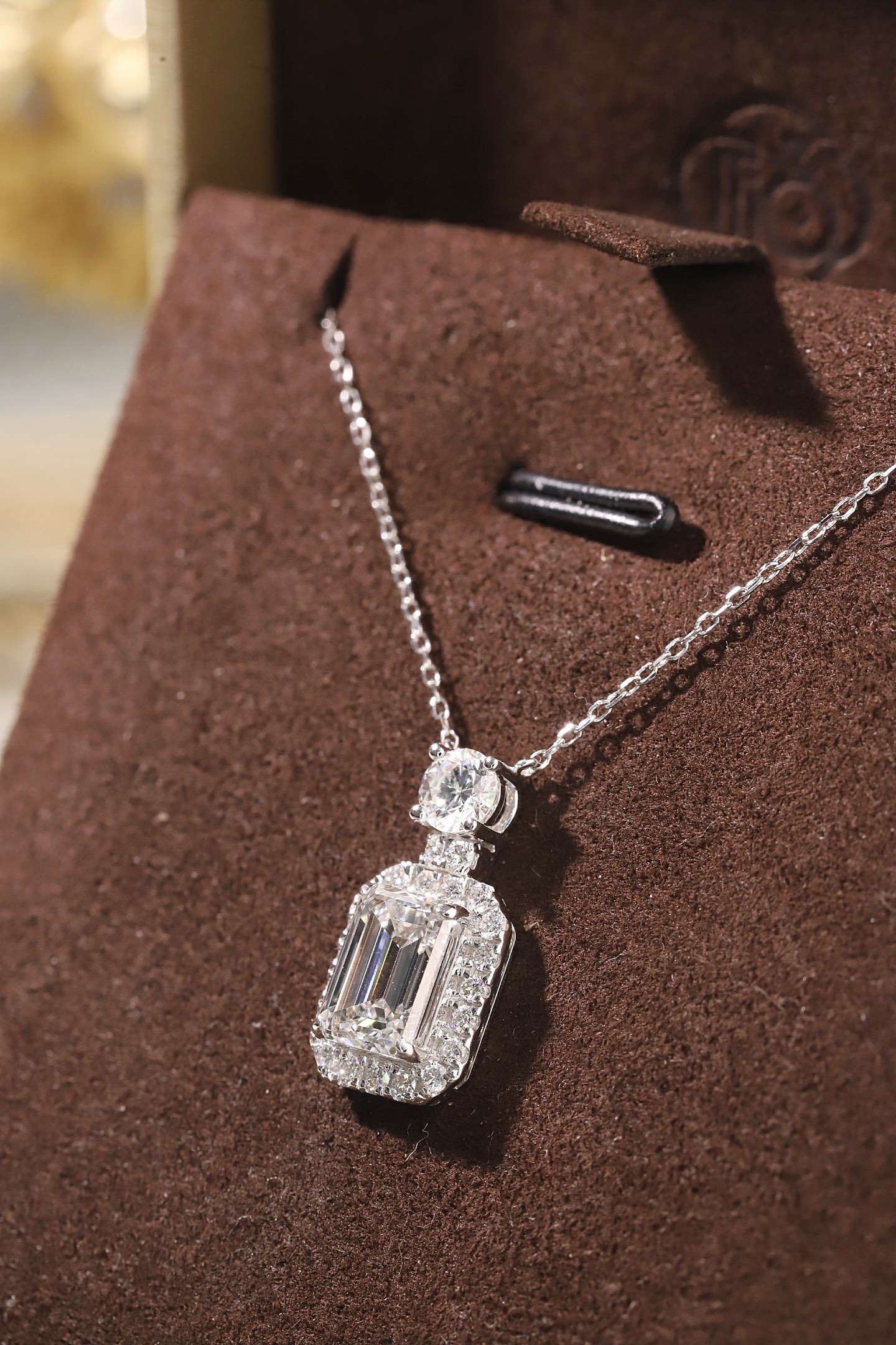 10k gold diamond necklace with a lab-grown diamond of 2.80ct