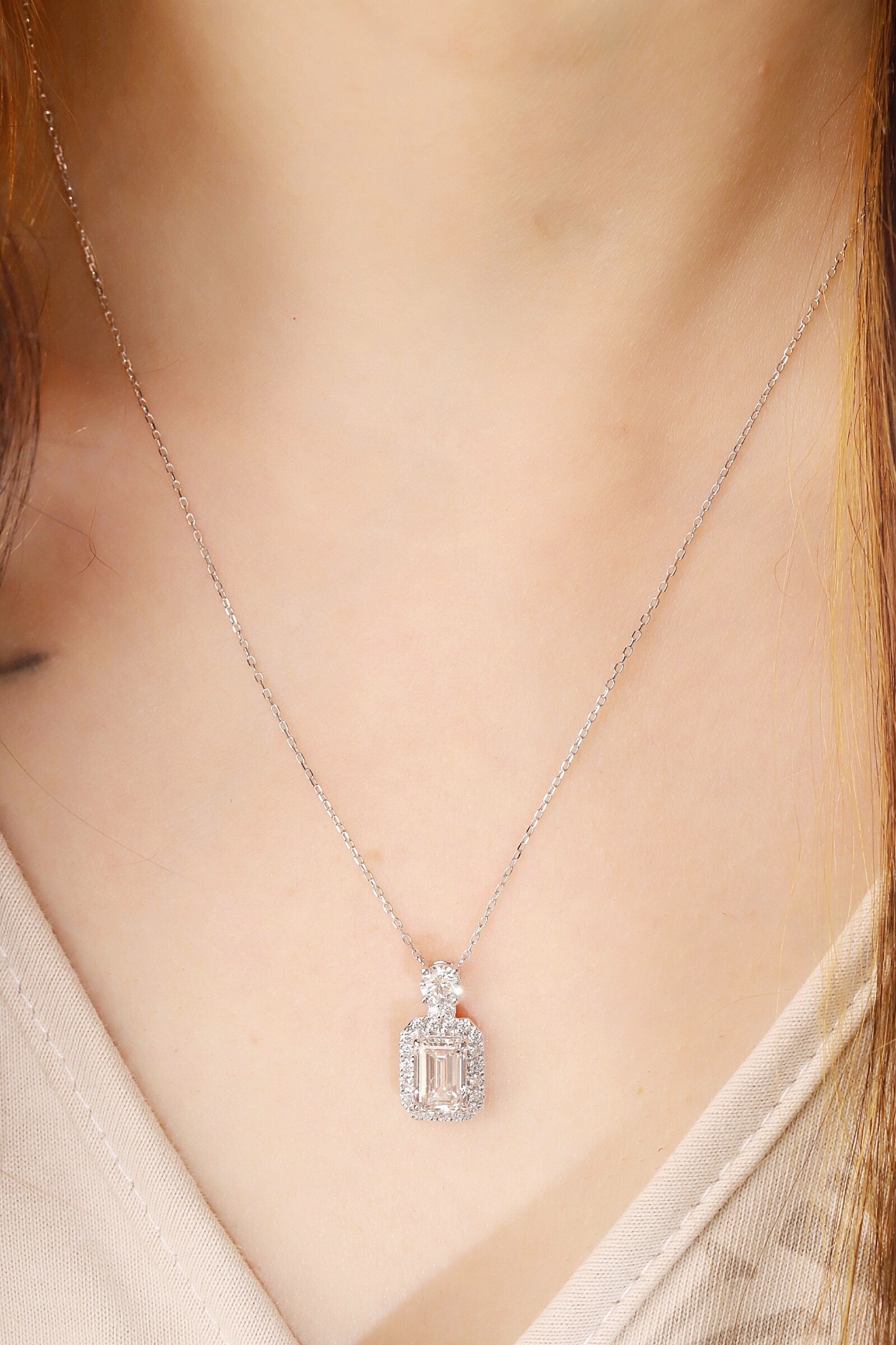 10k gold diamond necklace with a lab-grown diamond of 2.80ct