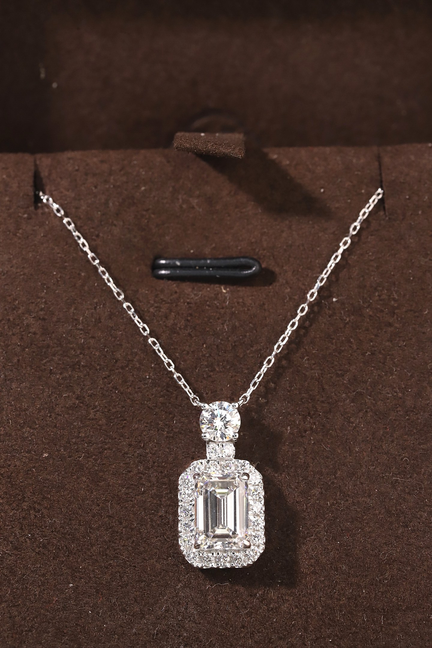 10k gold diamond necklace with a lab-grown diamond of 2.80ct