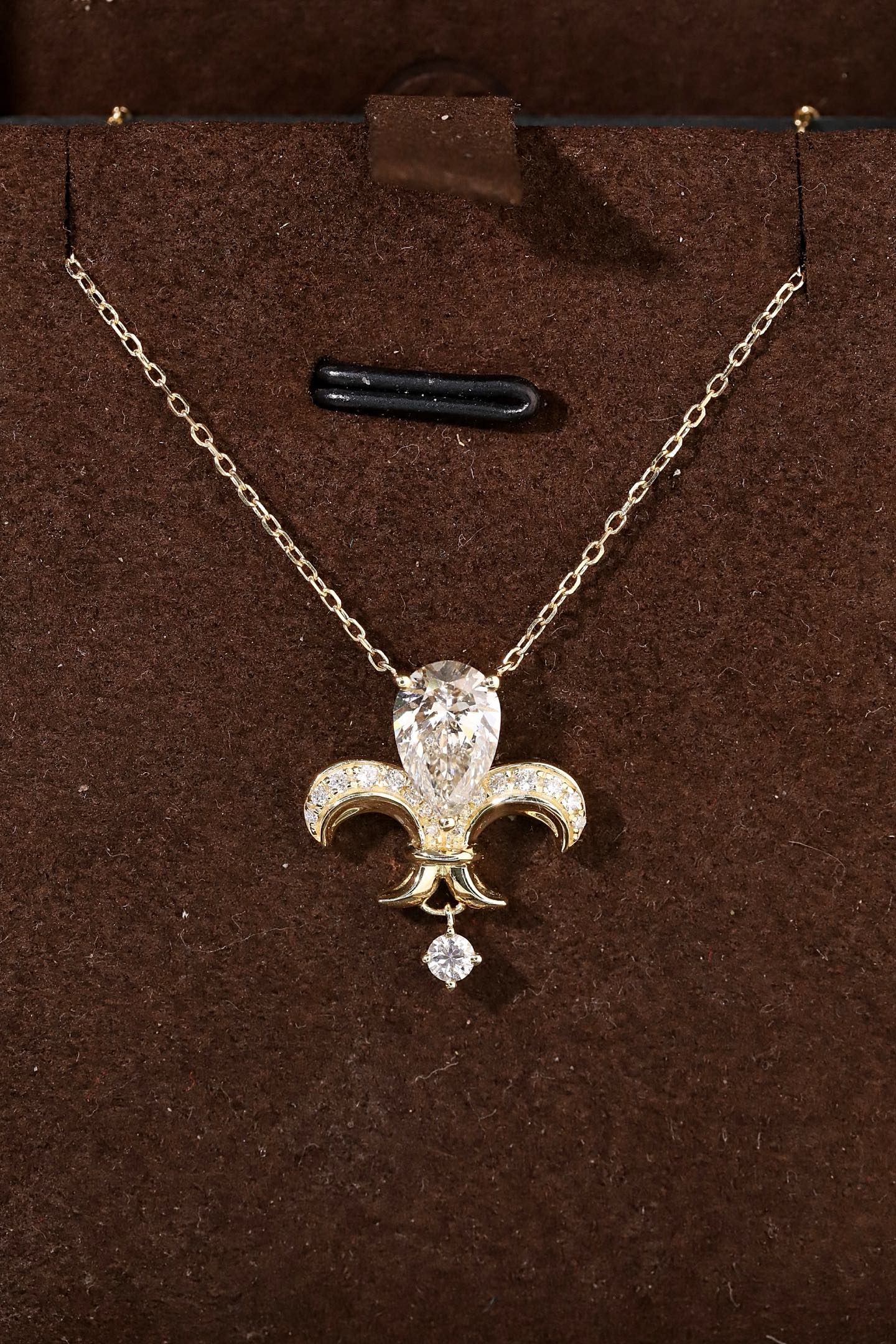 10k gold diamond necklace with a lab-grown diamond of 1.2ct