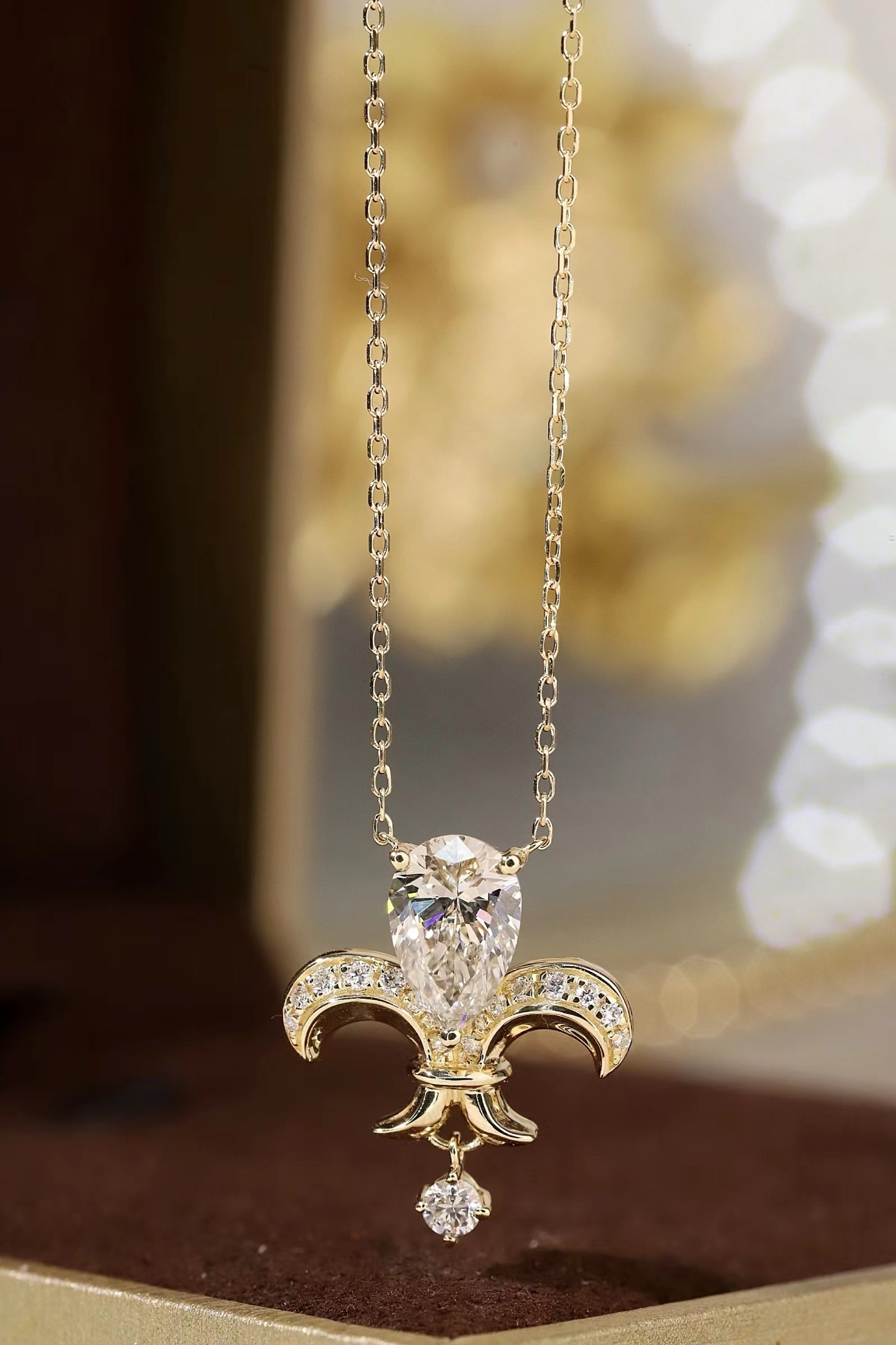 10k gold diamond necklace with a lab-grown diamond of 1.2ct