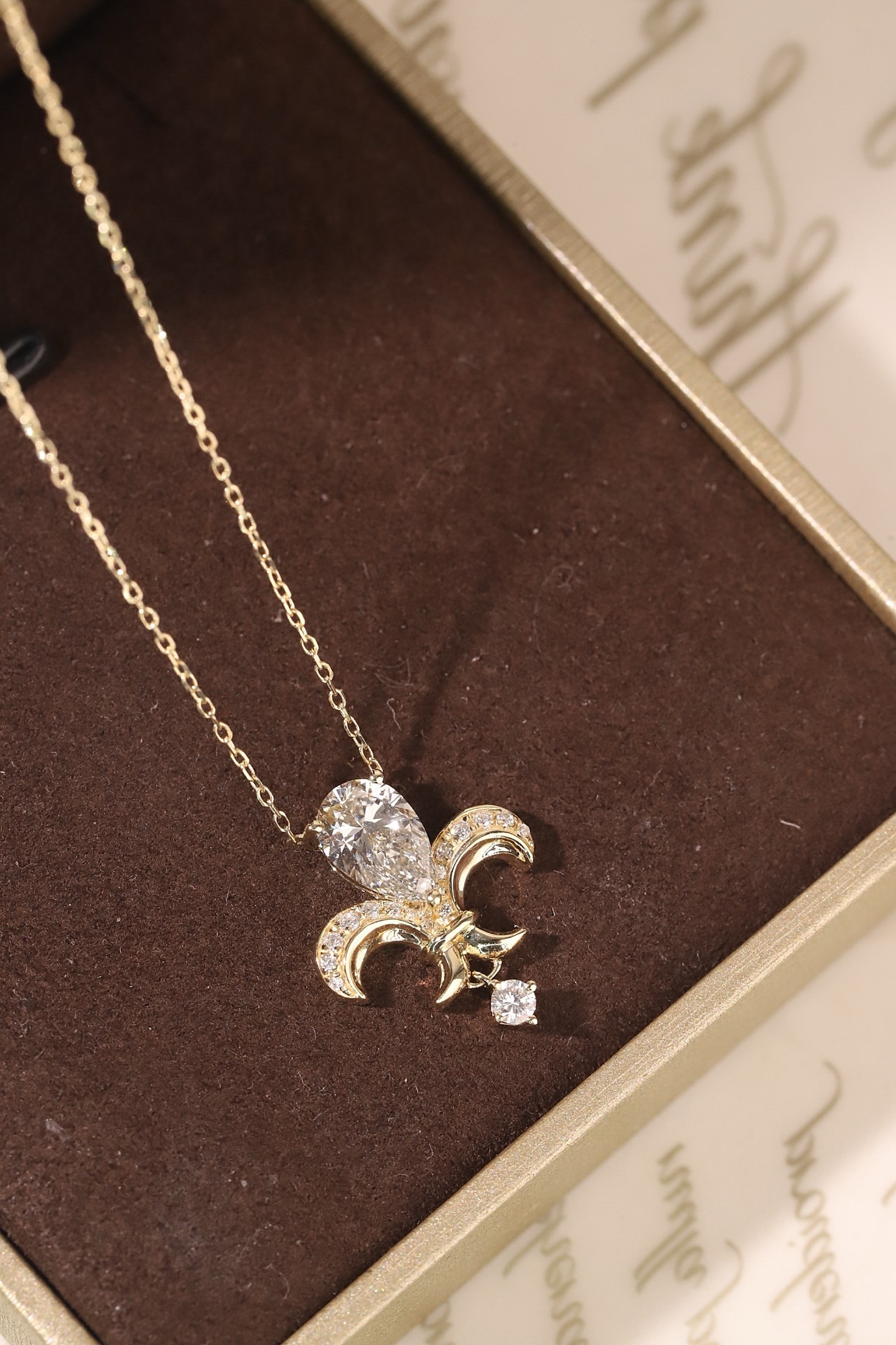 10k gold diamond necklace with a lab-grown diamond of 1.2ct
