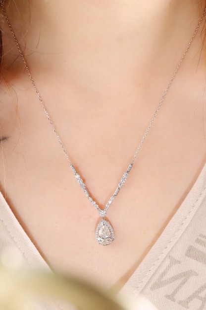 10k gold diamond necklace with a lab-grown diamond of 3ct