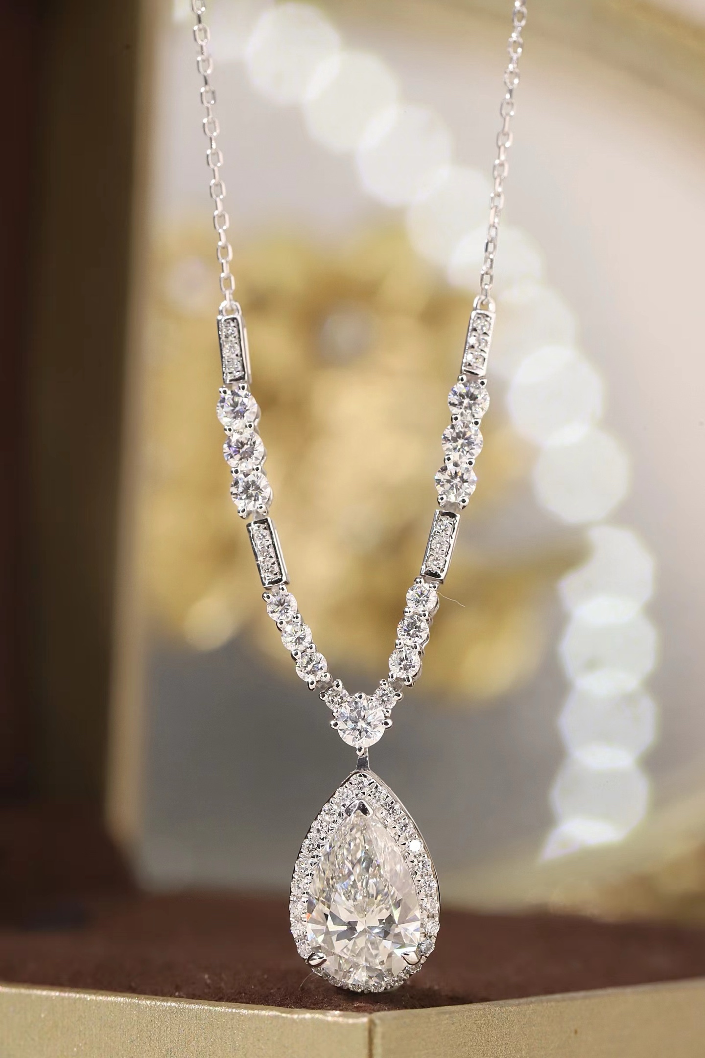 10k gold diamond necklace with a lab-grown diamond of 3ct