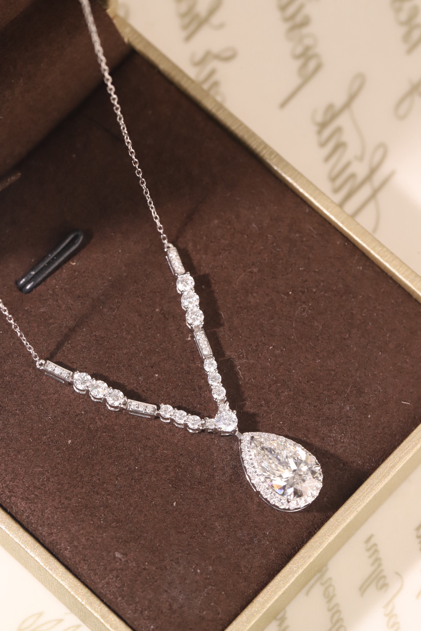 10k gold diamond necklace with a lab-grown diamond of 3ct