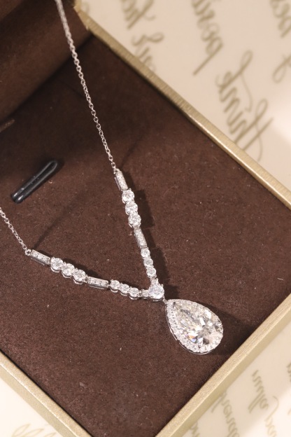 10k gold diamond necklace with a lab-grown diamond of 3ct