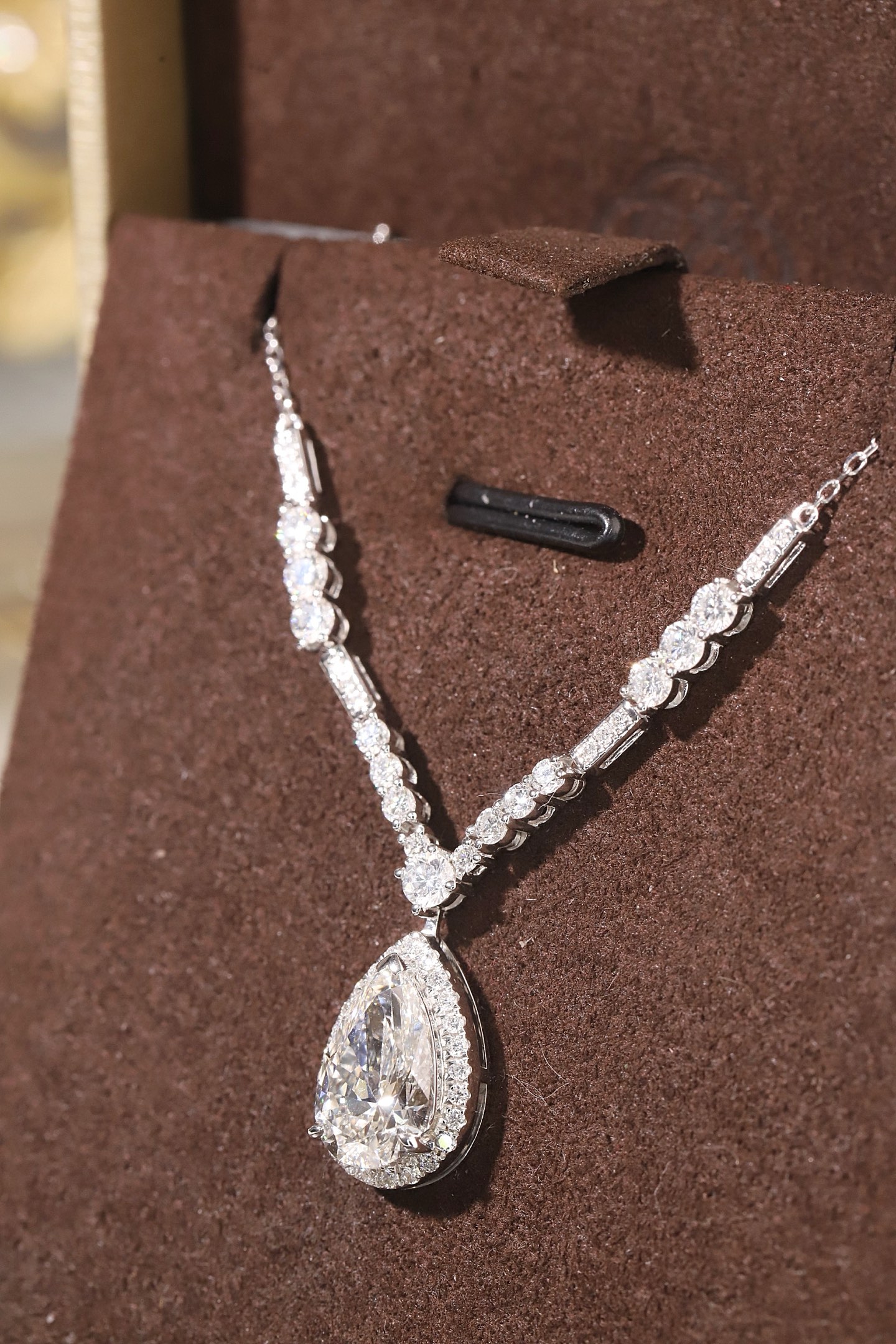 10k gold diamond necklace with a lab-grown diamond of 3ct