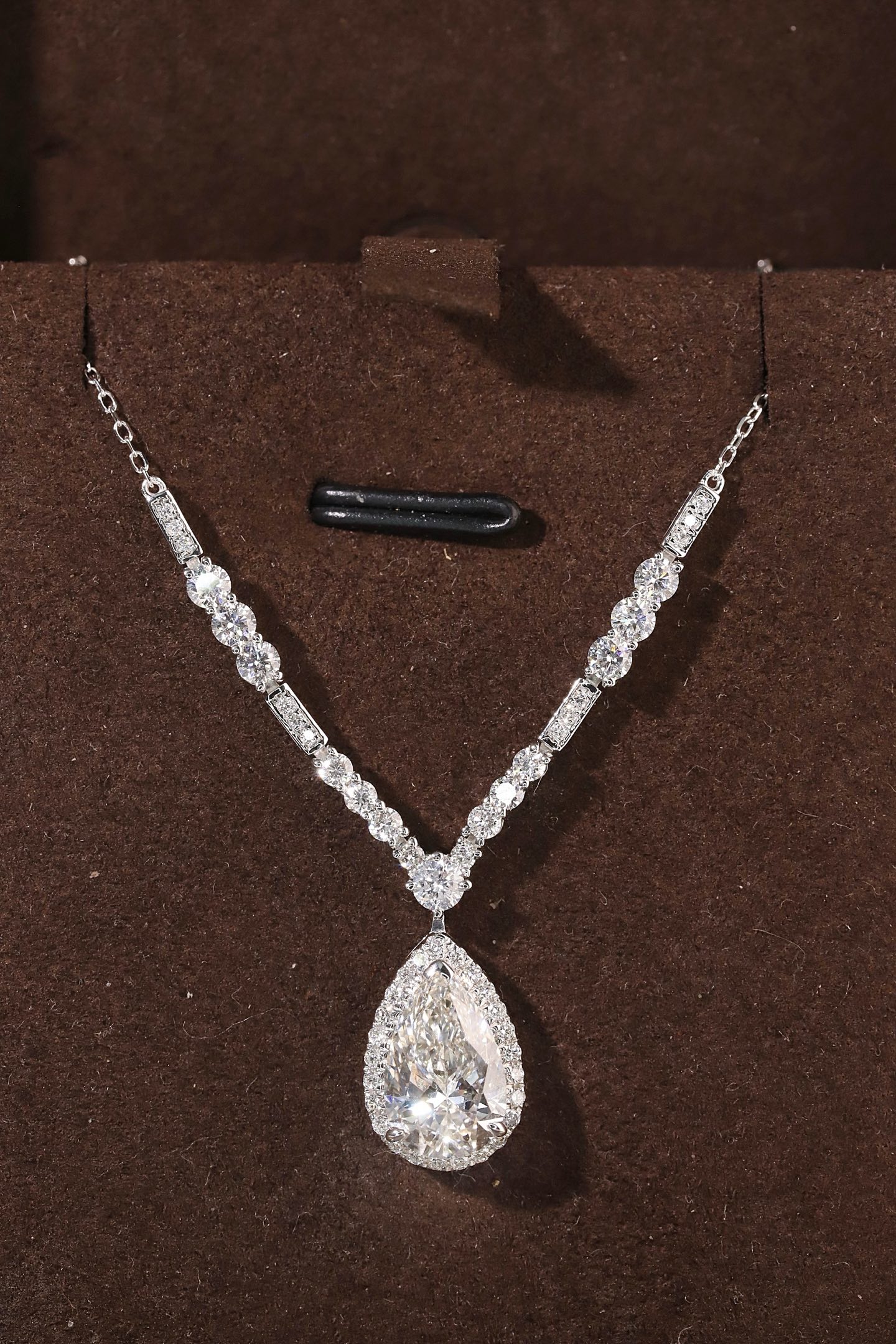 10k gold diamond necklace with a lab-grown diamond of 3ct