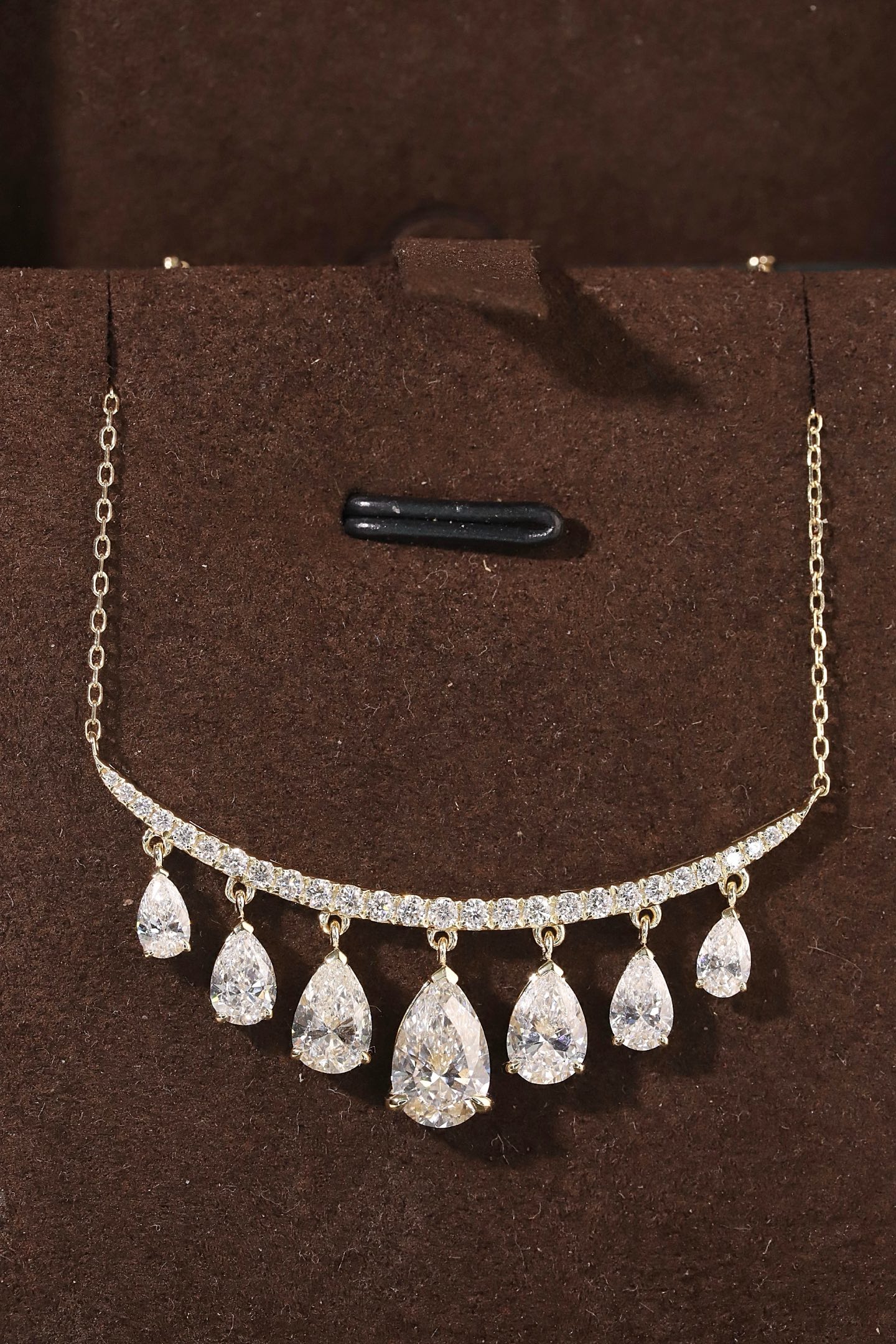 10k gold diamond necklace with a lab-grown diamond of 3.2ct