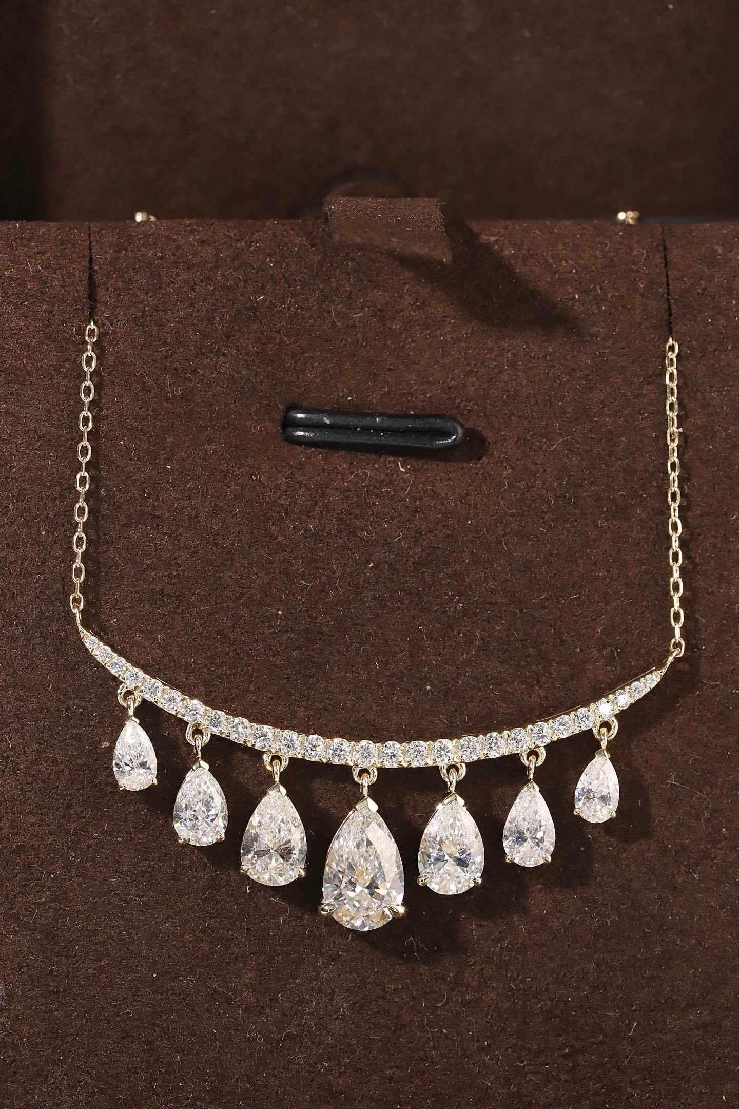 10k gold diamond necklace with a lab-grown diamond of 3.2ct