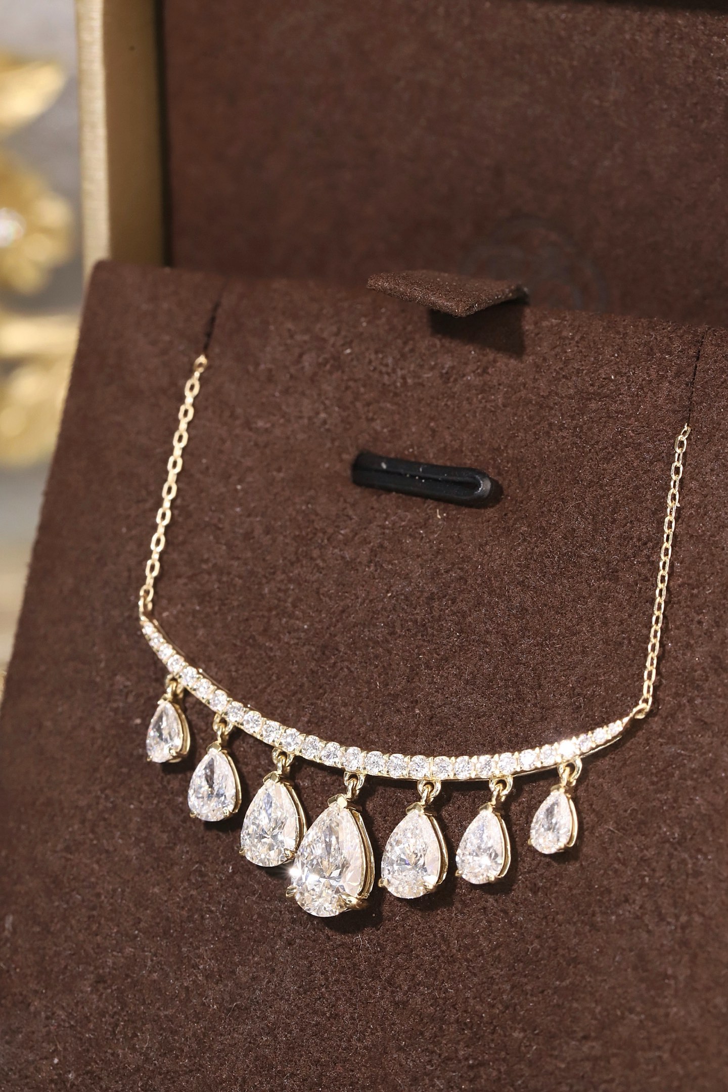 10k gold diamond necklace with a lab-grown diamond of 3.2ct