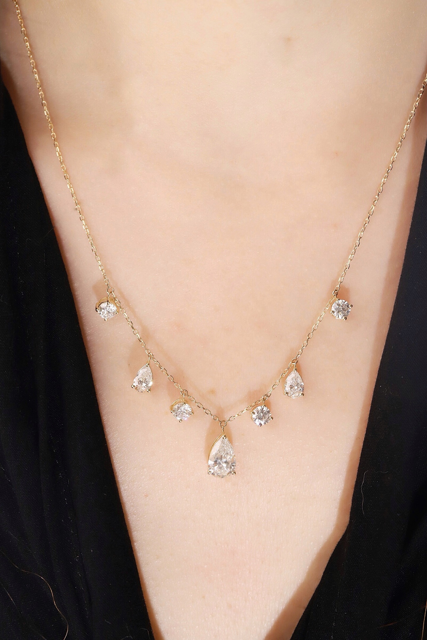 10k gold diamond necklace with a lab-grown diamond of 2.7ct