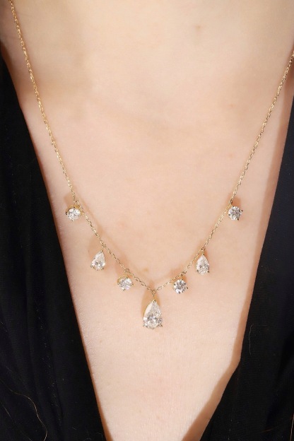 10k gold diamond necklace with a lab-grown diamond of 2.7ct