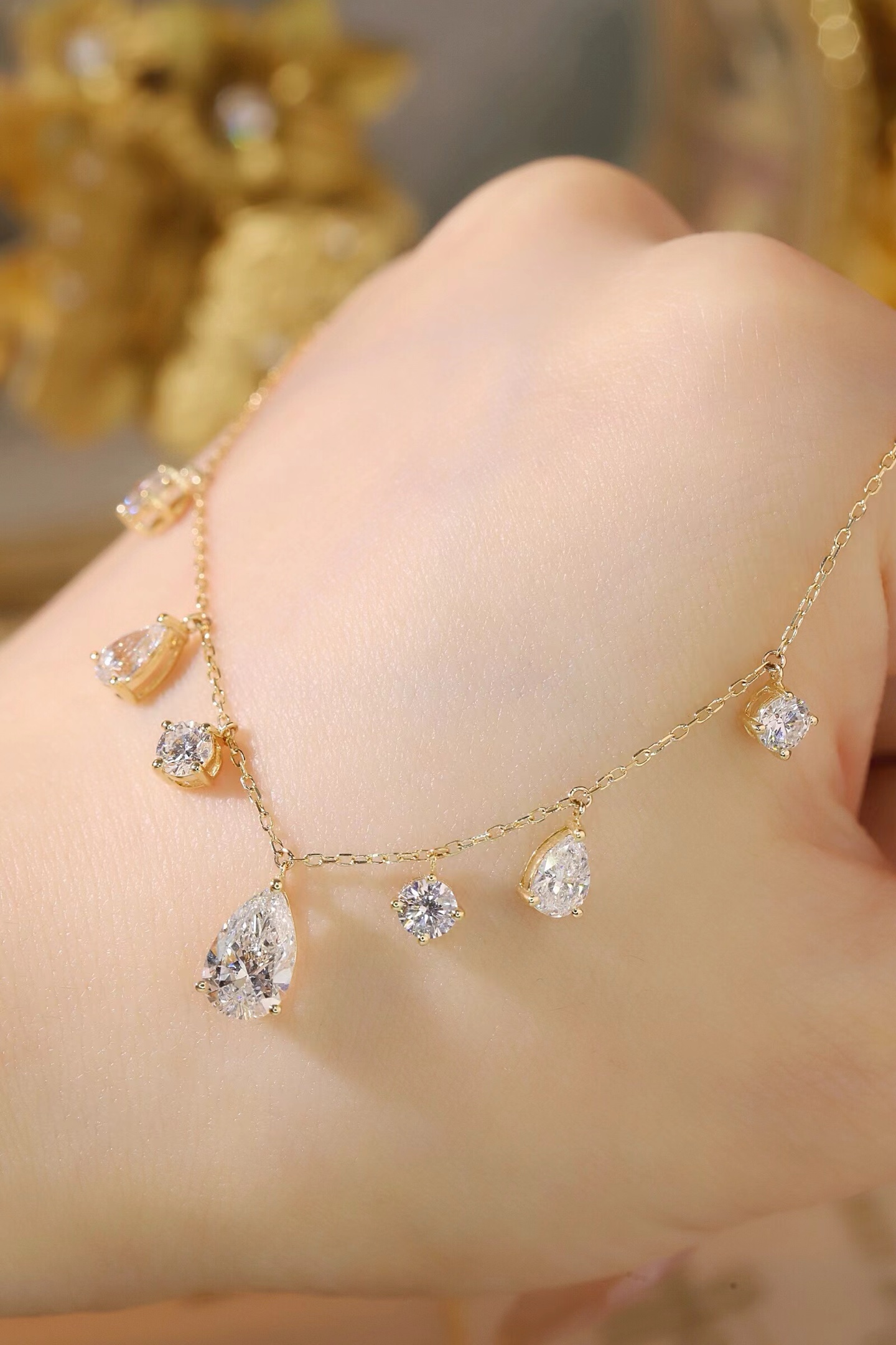 10k gold diamond necklace with a lab-grown diamond of 2.7ct