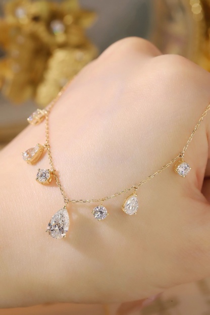 10k gold diamond necklace with a lab-grown diamond of 2.7ct