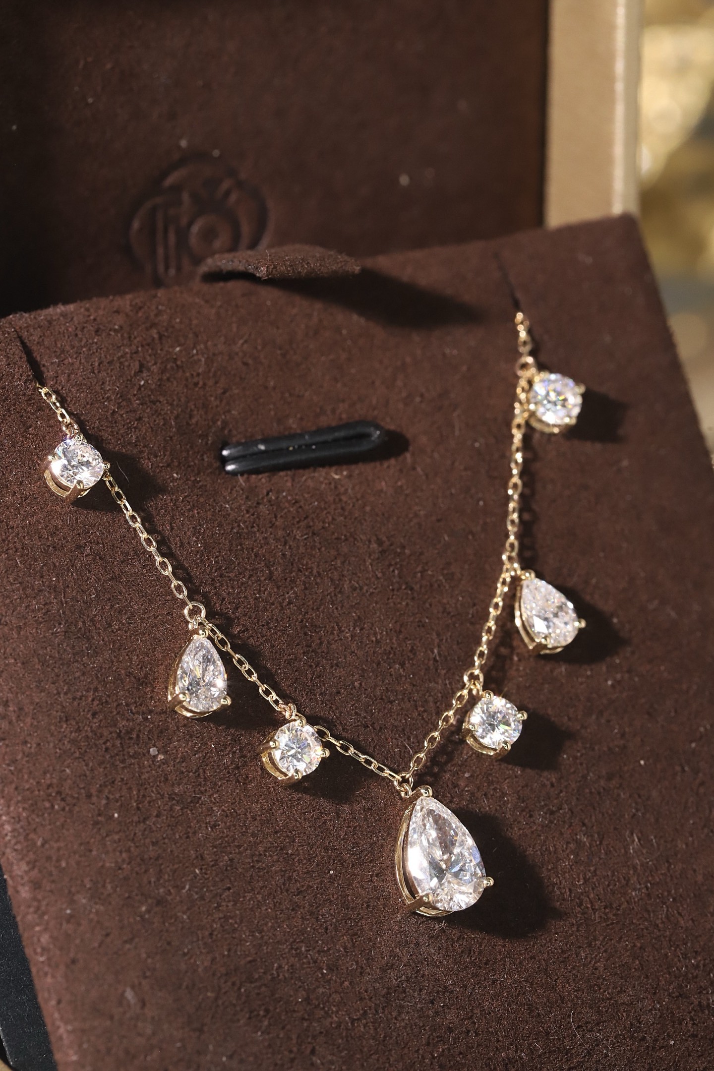 10k gold diamond necklace with a lab-grown diamond of 2.7ct