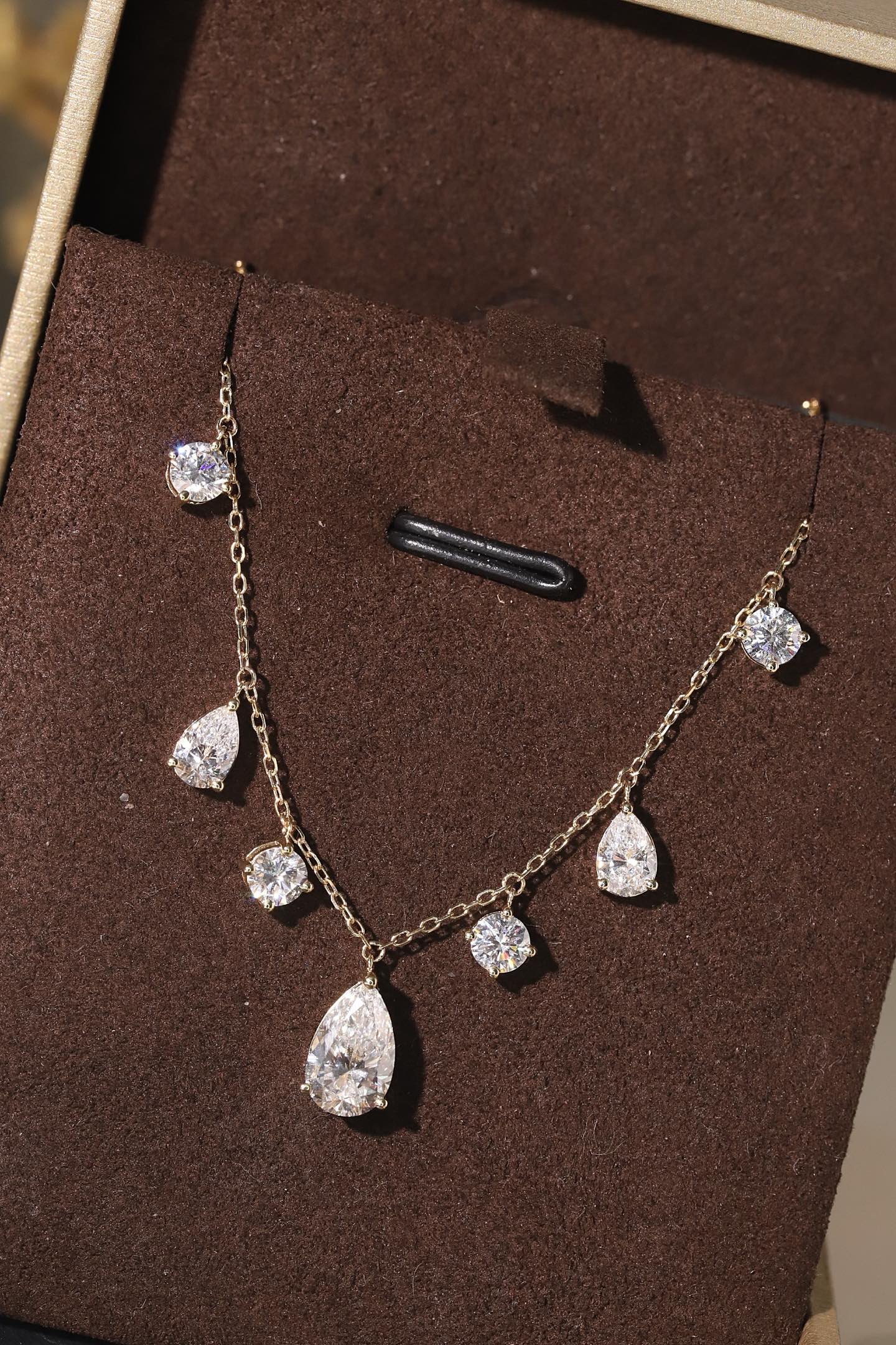 10k gold diamond necklace with a lab-grown diamond of 2.7ct