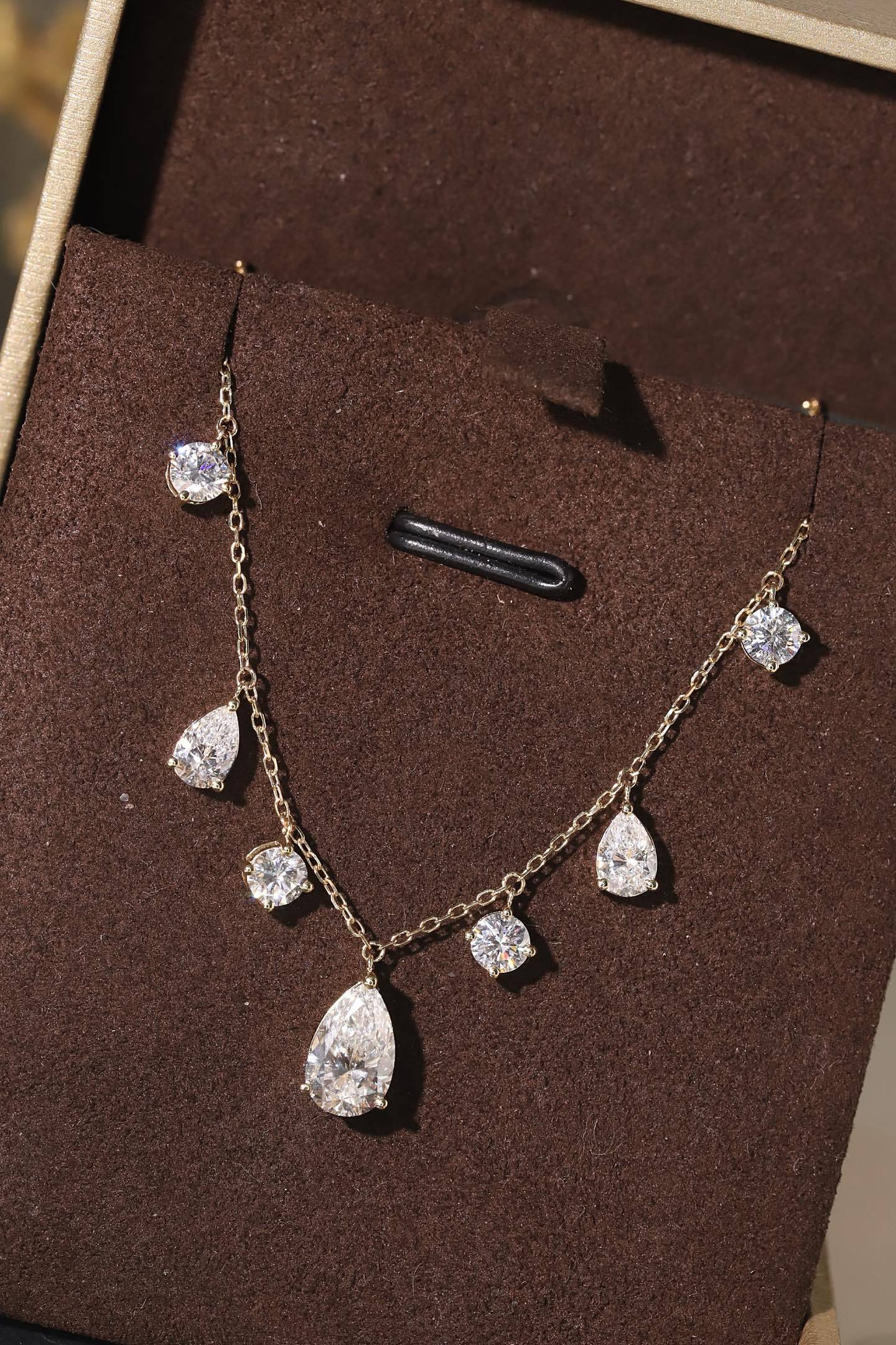 10k gold diamond necklace with a lab-grown diamond of 2.7ct