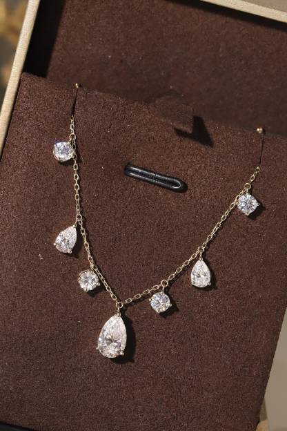 10k gold diamond necklace with a lab-grown diamond of 2.7ct