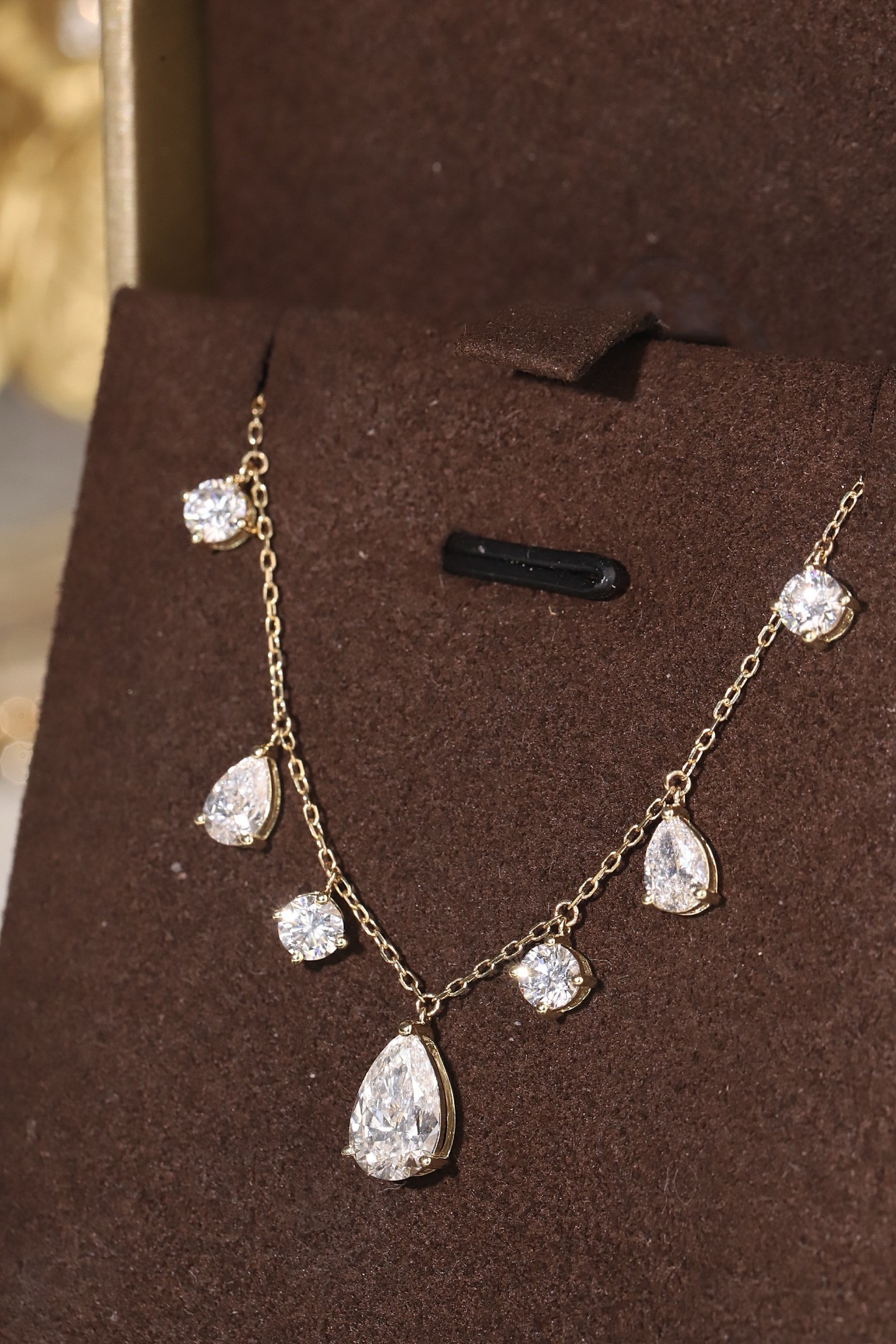 10k gold diamond necklace with a lab-grown diamond of 2.7ct
