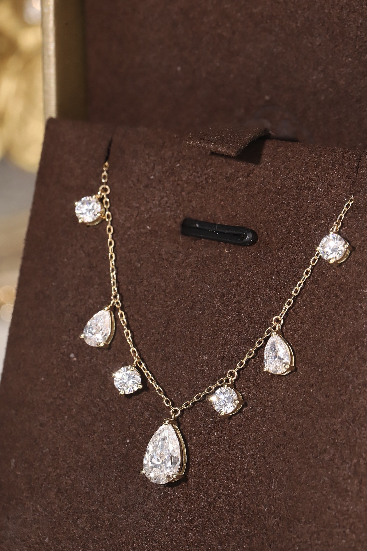 10k gold diamond necklace with a lab-grown diamond of 2.7ct